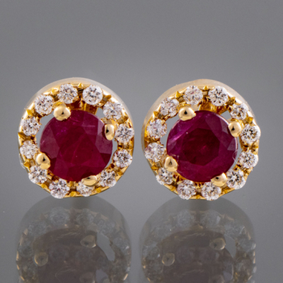 Pareja de pendientes en oro amarillo de 18 kt con rubí central orlado de brillantes.