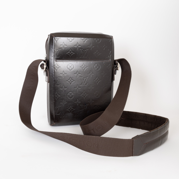 LOUIS VUITTON. Bandolera modelo &laquo;Glace Bobby&raquo; en piel de tonalidad marr&oacute;n con estampado Monogram en relive 