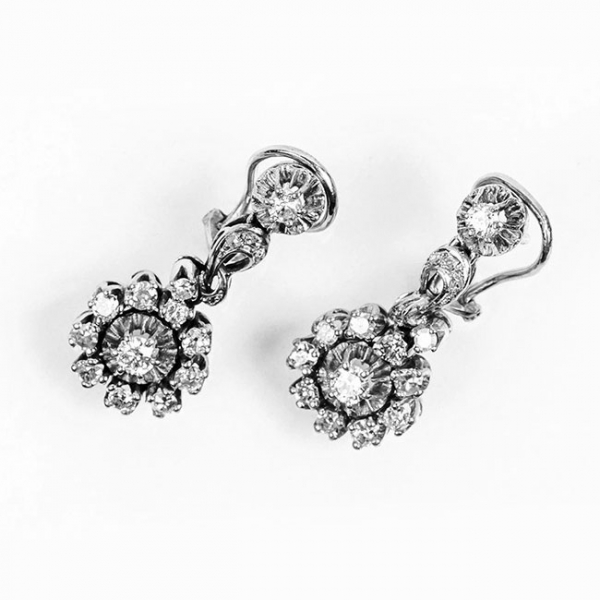 Pendientes vintage en montura de oro blanco o platino con diamante talla brillante en garras de ilusión y orla de diamantes