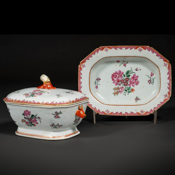 Conjunto de sopera y fuente de porcelana? decorada con motivos vegetales y florales.