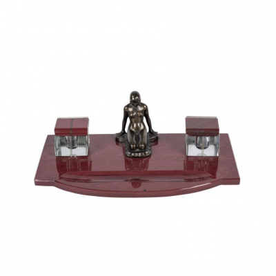 Escribanía Art Decó realizada en pasta vítrea de color granate simulando piedra. Circa 1920.