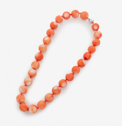 Gargantilla de bolas de coral de 14 mm. aprox. con cierre en oro blanco con forma de bola.