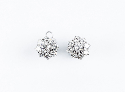 Pendientes rosetón de oro blanco con centro y orla de limpios y blancos diamantes talla brillante
