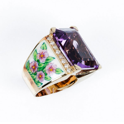 Gran sortija en s&oacute;lida montura de oro amarillo, con amatista talla esmeralda, en cuatro fuertes garras, entre dos bandas en fila de diamantes talla brillante