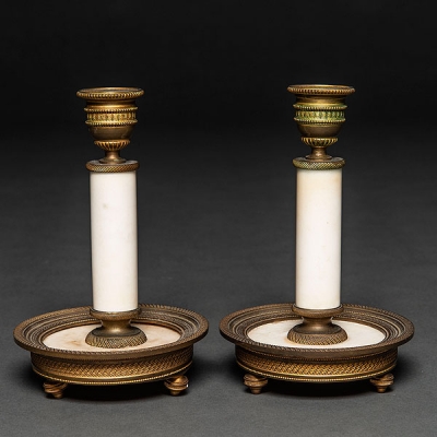 Pareja de candeleros estilo Luís XVI realizados en mármol blnaco y aplicaciones en bronce dorado. Trabajo francés, Siglo XIX 