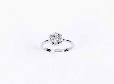 Anillo en oro blanco con centro en rosetón de limpios y blancos diamantes talla brillante.