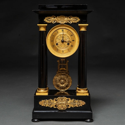 Reloj de sobremesa francés Napoleón III en madera ebonizada en negro, Siglo XIX