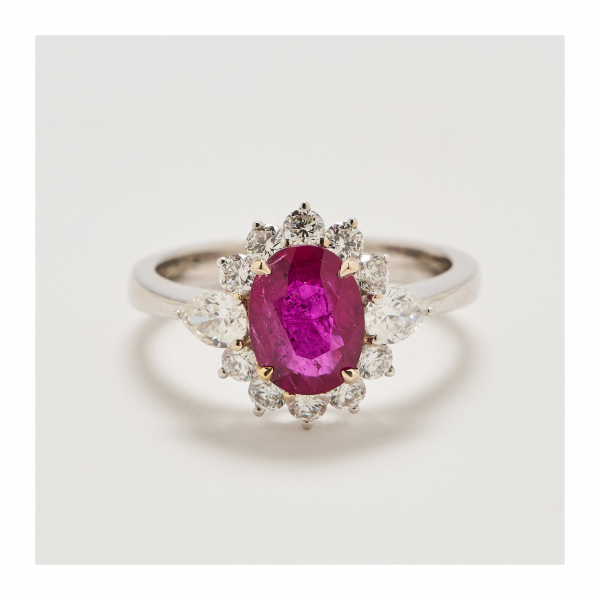 Sortija rosetón en oro blanco con rubí de Myanmar (Burma) orlado por diamantes tallas brillante y perilla. 