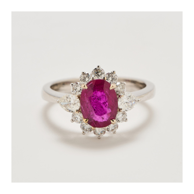 Sortija rosetón en oro blanco con rubí de Myanmar (Burma) orlado por diamantes tallas brillante y perilla. 