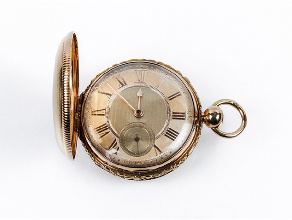 Reloj saboneta inglés, ROBERT ROSKELL (Liverpool), nº 24510, en caja original de oro rosa 18 K, 52 mm, de tres gruesas tapas (contrastes de Chester, 1815), las principales con una bella decoración grabada en guilloché y cantos en guirnalda cincelada con flores y motivos vegetales, y la interior lisa (nombre grabado).