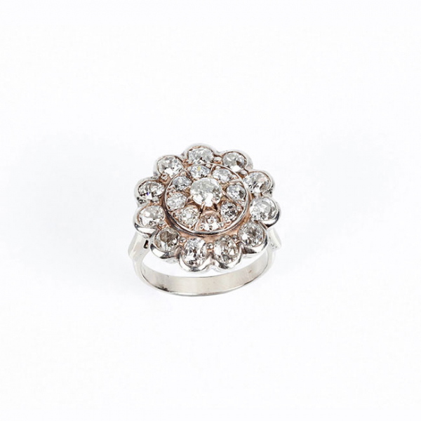 Espléndida sortija vintage en sólida montura de oro blanco 18 K, con motivo rosetón de limpios y blancos diamantes 