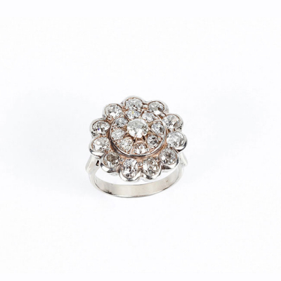 Espléndida sortija vintage en sólida montura de oro blanco 18 K, con motivo rosetón de limpios y blancos diamantes 