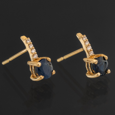 Pareja de pendientes en oro amarillo de 18kt con zafito y brillantes.
