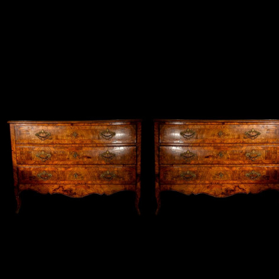 Pareja de c&oacute;modas italianas en madera de nogal y bronce, Siglo XVIII.
