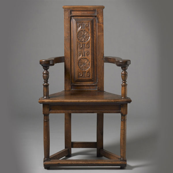 Excepcional &quot;Caquetoire&quot; o silla renacentista francesa en nogal, siglo XVI Francia, c. 1560 – 1580. 