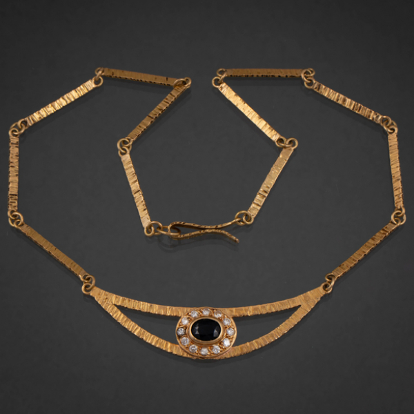 Gargantilla en oro amarillo de 18 kt con eslabones rectangulares y colgante de brillantes y zafiro sint&eacute;tico.
