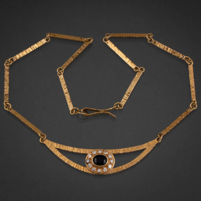 Gargantilla en oro amarillo de 18 kt con eslabones rectangulares y colgante de brillantes y zafiro sint&eacute;tico.