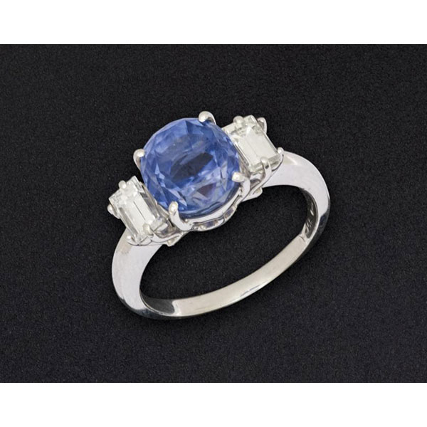 Anillo de oro blanco de 18 K. con muy bello zafiro azul de Ceyl&aacute;n de 6,08 cts.