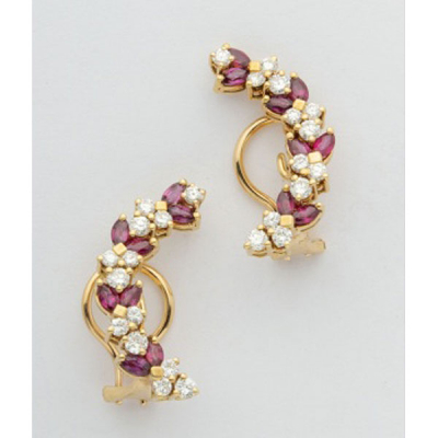 Pendientes en oro amarillo con fila de rubíes y diamantes talla brillante formando flores con un peso total de 1,20 cts. aprox.