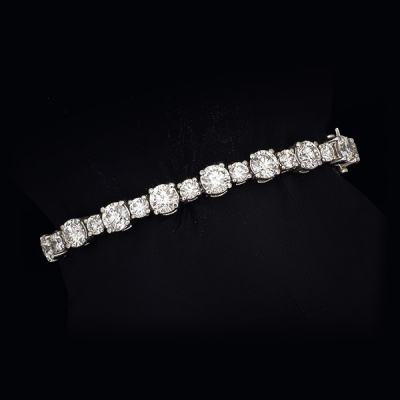 Pulsera de oro blanco de 18 K. con 32 brillantes de un peso total de 12,18 cts. Color estimado: F-H.