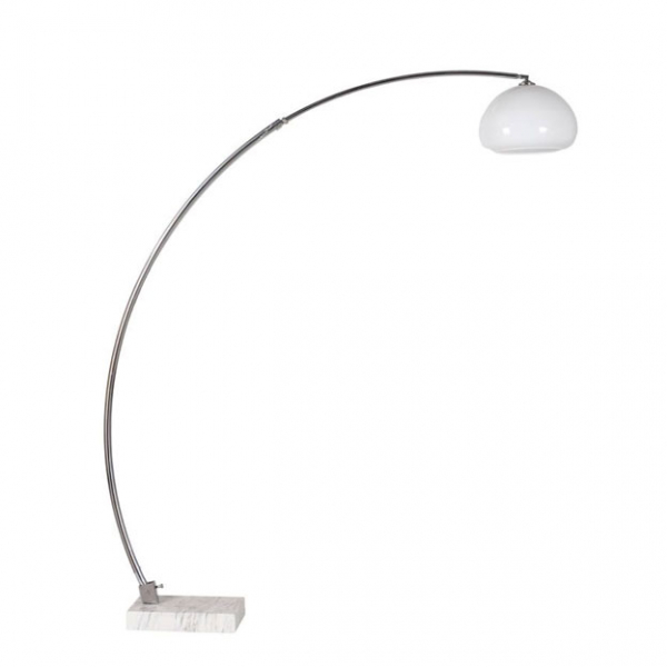 Lámpara de pie de diseño italiano de tipo arco. S. XX. Brazo en acero tubular con pie de mármol jaspeado.