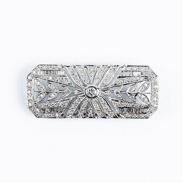 Alfiler estilo &#039;art-nouveau&#039;  de oro blanco diseño vegetal cuajado de blancos diamantes talla brillante y baguette