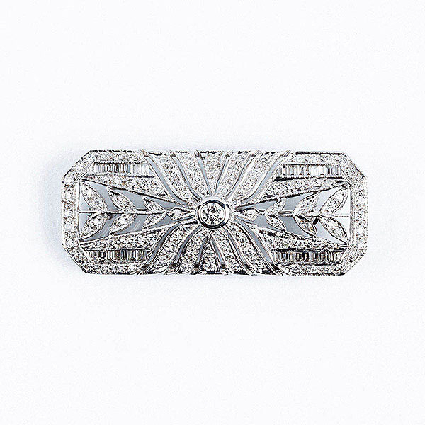 Alfiler estilo 'art-nouveau' de oro blanco diseño vegetal cuajado de blancos diamantes talla brillante y baguette