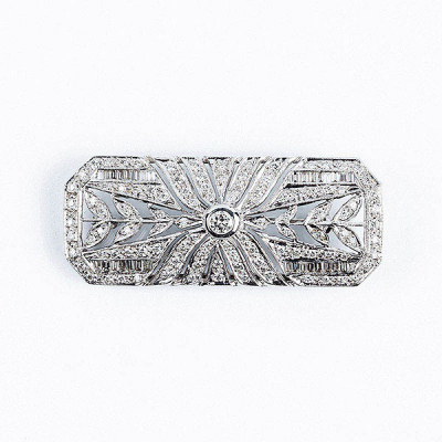 Alfiler estilo &#039;art-nouveau&#039;  de oro blanco diseño vegetal cuajado de blancos diamantes talla brillante y baguette