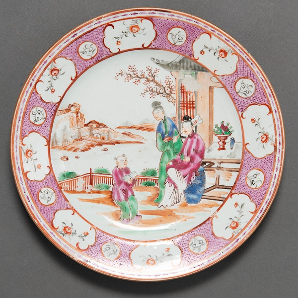 Plato en porcelana china familia rosa. Trabajo Chino, Siglo XVIII