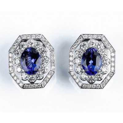 Grandes pendientes de alta joyería, en montura de oro blanco, con centro de zafiro sintético azul