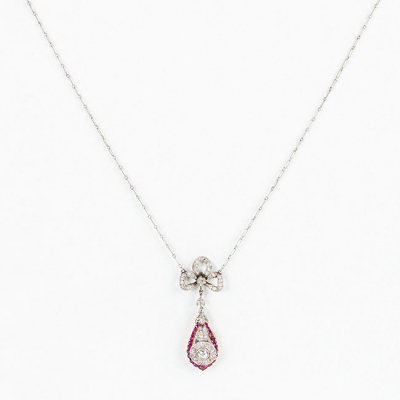 Bello colgante antiguo en platino y oro amarillo 18 K, con diamantes y cadenita de platino 