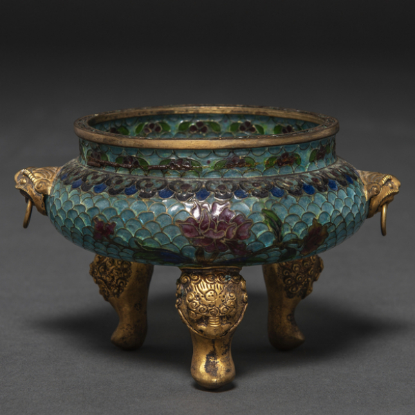 Bonito Incensario realizado en bronce dorado, cristal y esmalte cloisonné. Siglo XIX-XX. 