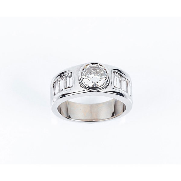 Anillo en sólida montura de oro blanco con un diamante natural, talla brillante de 1.40 ct aprox.