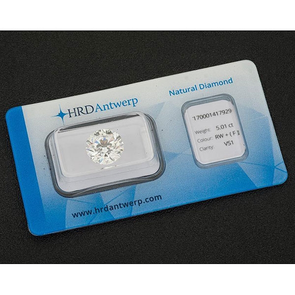 Diamante talla brillante de 5,01 cts. Color: F. Pureza: VS1.