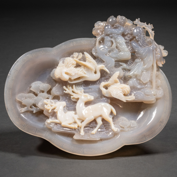 "Anciano de la Antig&uuml;edad con ni&ntilde;os y animales" Grupo escult&oacute;rico en piedra de &aacute;gata de dos colores del siglo XX.