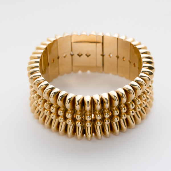 Pulsera en oro gallonada tipo brazalete articulada.  Peso total: 114 gr.