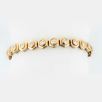 Pulsera riviere en sólida montura de oro amarillo, con fila articulada de limpios y blancos diamantes 