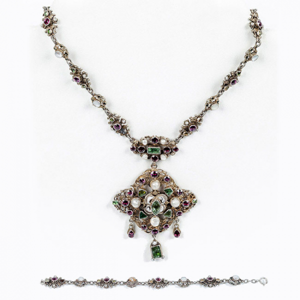 Conjunto de pulsera (15.5-17.0 cm) y collar gargantilla antiguo de estilo renacentista, s XIX, realizado en plata sobredorada con pedrería multicolor de amatistas, peridotos y perlitas naturales