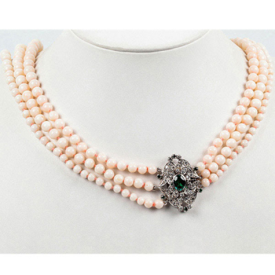 Collar de tres vueltas escalonadas de cuentas esféricas de coral &#039;piel de &#039;angel&#039; y un gran cierre vintage 