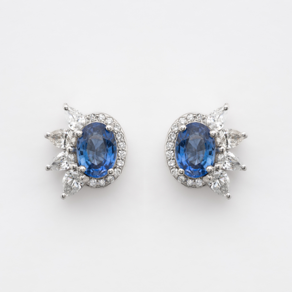 Pendientes en oro blanco con zafiro azul talla oval orlado por diamantes tallas brillante y perilla 