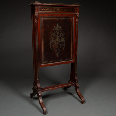 Escritorio franc&eacute;s en madera de caoba con embutidos en lat&oacute;n. Trabajo franc&eacute;s, S. XIX