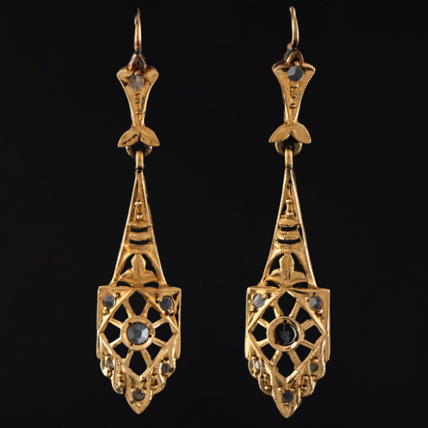 Pareja de pendientes isabelinos en oro amarillo de 18 kt y brillantes talla antigua.