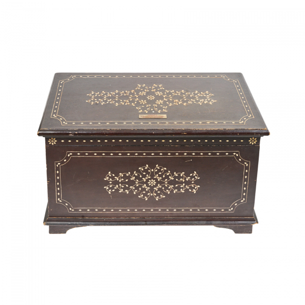 Arcón filipino en madera tallada con decoraciones de marqueterías en hueso, XIX.