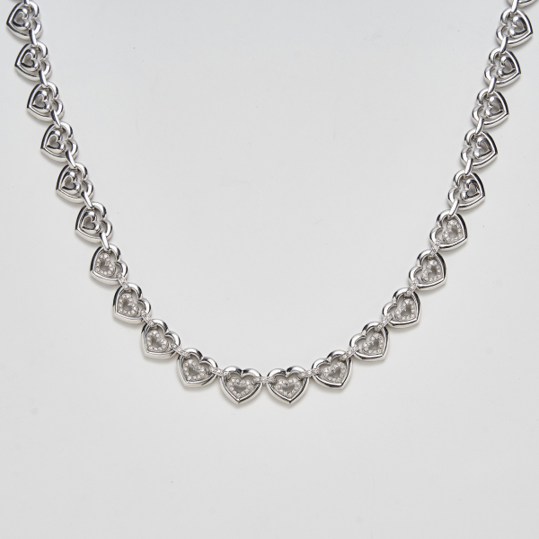 Gargantilla dise&ntilde;o corazones calados en oro blanco con los centrales de pav&eacute; de diamantes talla brillante.