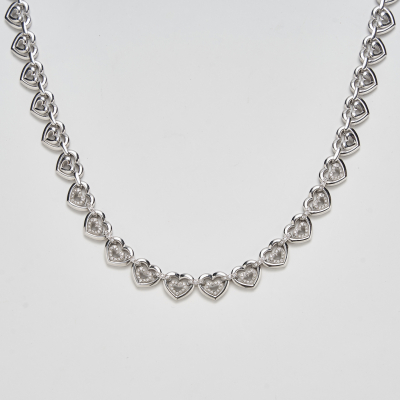 Gargantilla diseño corazones calados en oro blanco con los centrales de pavé de diamantes talla brillante.
