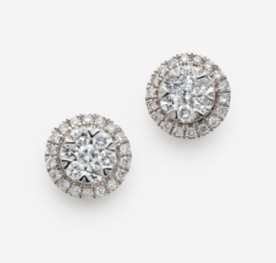 Pendientes en oro blanco con cuajado central y orla alrededor de diamantes talla brillante con un peso total de 1 cts. aprox.