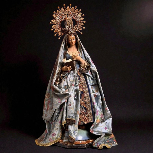 "Nuestra Se&ntilde;ora de los Dolores". Imagen de vestir con corona de plata dorada. Escuela Espa&ntilde;ola, siglo XIX.  