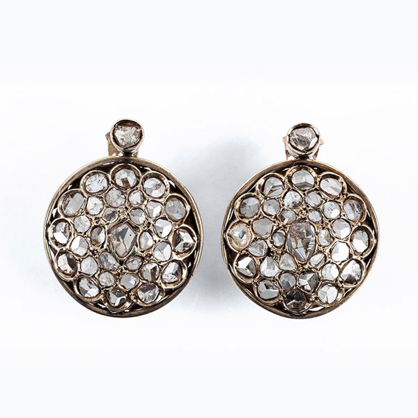 Grandes pendientes rosetón antiguos, en oro amarillo 9 K, con motivo en pavé cuajado de grandes diamantes, talla simple