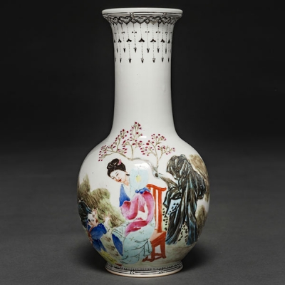 &quot;Dama con niños en el jardín&quot; Jarrón en porcelana China época República. Trabajo Chino, Siglo XX 