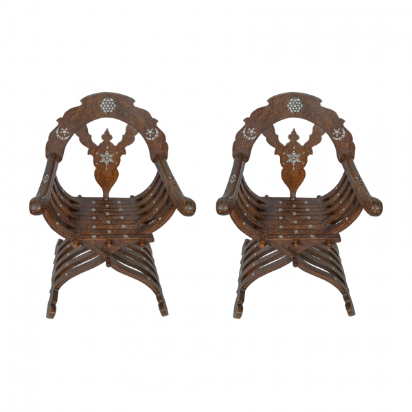 Pareja de asientos curules sirios en madera de nogal profusamente tallada con marqueterias tipo taraceas en nácar, s.XIX.